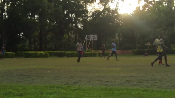 Παίζοντας Ποδόσφαιρο Στην Ουγκάντα Αφρική — Αρχείο Βίντεο