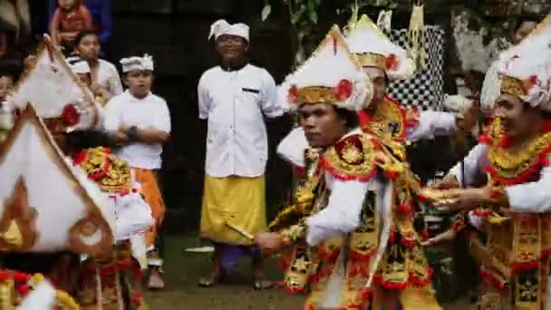 巴厘男人们穿着漂亮的衣服跳着传统的舞 — 图库视频影像