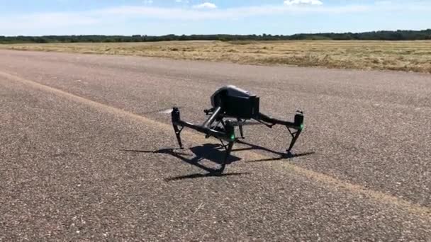 Ένα Dji Inspire Drone Απογειώνεται Από Άσφαλτο Δρόμο — Αρχείο Βίντεο