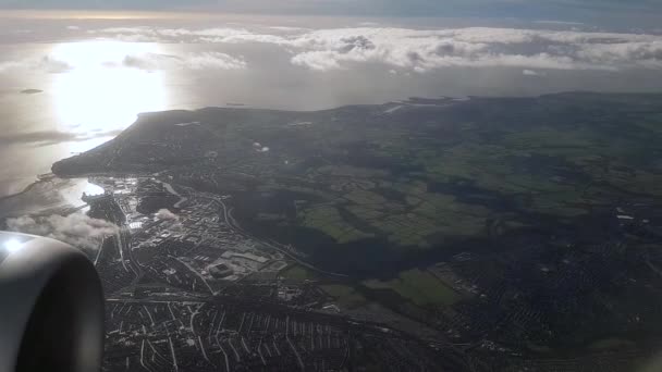 在阳光灿烂的日子从客机上俯瞰威尔士加的夫 — 图库视频影像