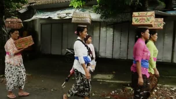 Balinese Vrouwen Vervoeren Dozen Hun Hoofd — Stockvideo