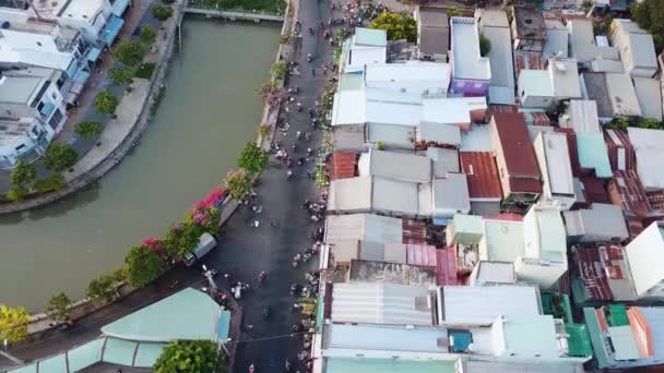 Images Aériennes Drones Survolant Une Route Animée Avec Des Scooters — Video