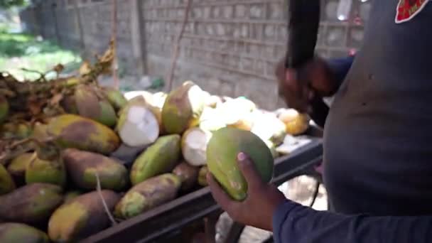 Ένας Πωλητής Καρύδας Κόβει Και Κόβει Την Καρύδα Ματσέτα — Αρχείο Βίντεο