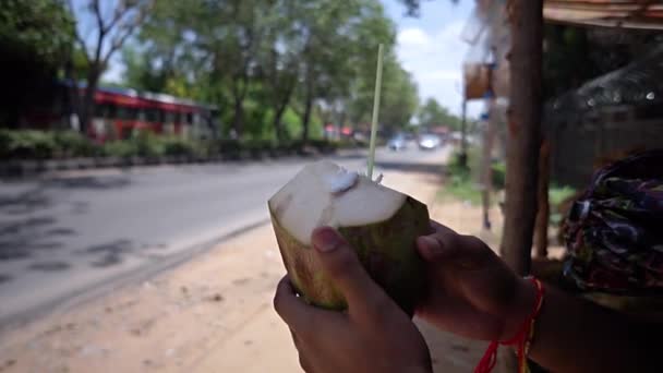 Homem Segurando Prestes Beber Água Coco Nutty Elixir Lado Uma — Vídeo de Stock