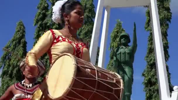 Pemain Drum Tradisional Sri Lanka Tampil Pada Acara Seremonial — Stok Video