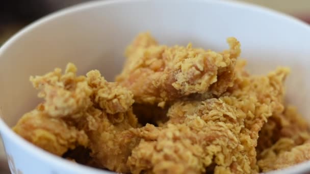 뜨겁고 바삭바삭 닭고기를 — 비디오