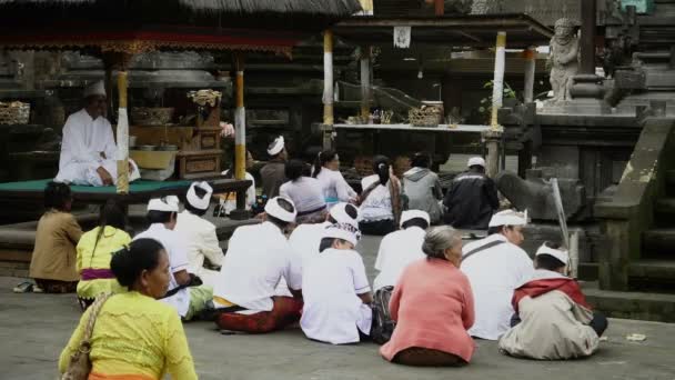 Cerimônia Funerária Balinesa Com Grupo Pessoas Templo Pura Besakih — Vídeo de Stock