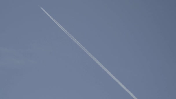 Jet Bırakıyor Gökyüzüne Kimyasal Bir Madde Püskürtüyor — Stok video