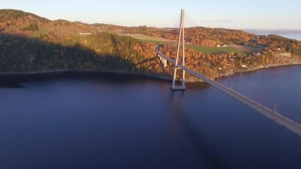 美しいノルウェーの風景の中に大きなケーブル橋の空中 — ストック動画