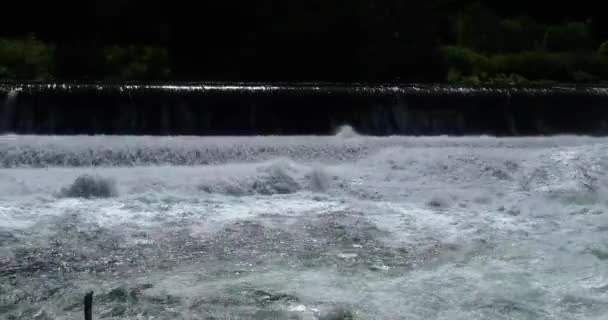 레번워스 근처에 흐르는 — 비디오