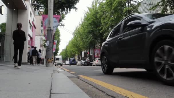 Personas Coches Que Pasan Por Tranquila Calle Comercial Centro Seúl — Vídeo de stock