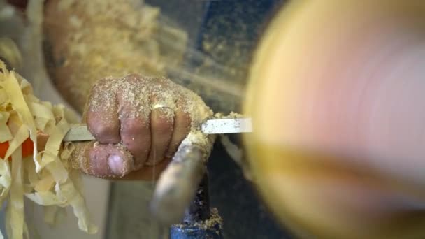 Madeira Torneamento Torneamento Feche Mãos Cinzel Slomo Tiros — Vídeo de Stock