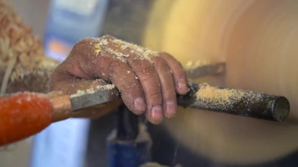 Drechseln Oder Holz Drehen Nahaufnahme Mit Händen Und Meißeln Slomka — Stockvideo