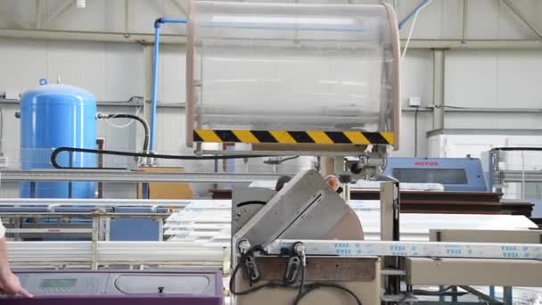 Werker Gaat Automatisch Aan Lijnmachines Voor Het Snijden Stukken Pvc — Stockvideo