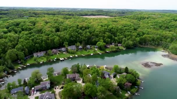 Escena Pequeño Lago Interior Rodeado Hermosas Casas Exuberante Área Forestal — Vídeo de stock