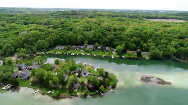 Escena Pequeño Lago Interior Rodeado Hermosas Casas Exuberante Área Forestal — Vídeo de stock