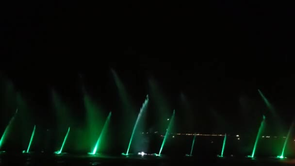 Een Prachtige Watershow Pompen Schieten Water Omhoog Lucht Verlichten Het — Stockvideo