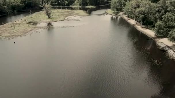 Drohne Fliegt Über Wasser Einer Insel Vorbei Die Bis Zum — Stockvideo