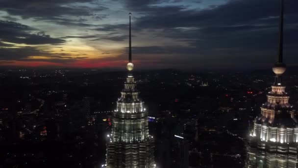 Petronas Towers Antenn Utsikt Solnedgången Visar Menara Torn Bakgrunden — Stockvideo