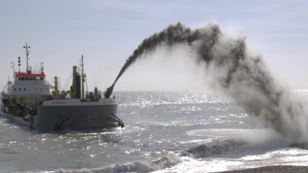 Der Bagger Sospan Dau Sprüht Kieselsteine Zeitlupe Auf Den Strand — Stockvideo