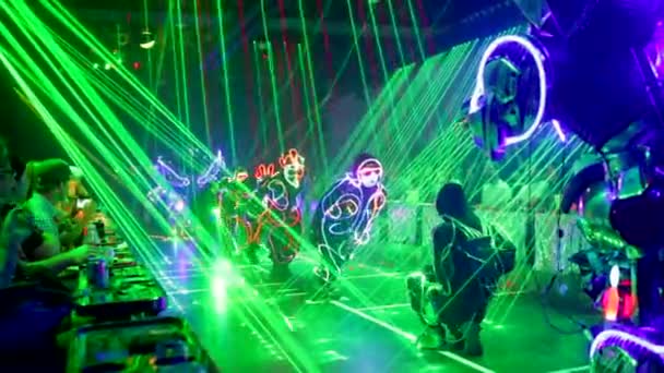 Des Danseurs Dansent Direct Lors Spectacle Cabaret Laser Robotique Futuriste — Video