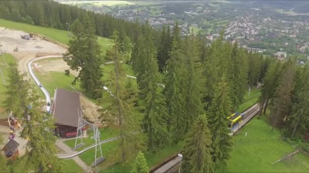 Zug Verlangsamt Sich Tatra Gebirge Anzuhalten Grüne Kiefern Bewundern Zakopane — Stockvideo