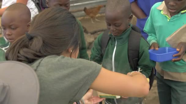 Amerikai Ételt Szolgál Fel Rászoruló Gyerekeknek Afrikában — Stock videók