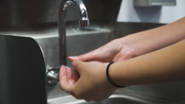 这个视频中 一个人用肥皂和水洗手 确保他们的手在处理食物之前是干净的 — 图库视频影像