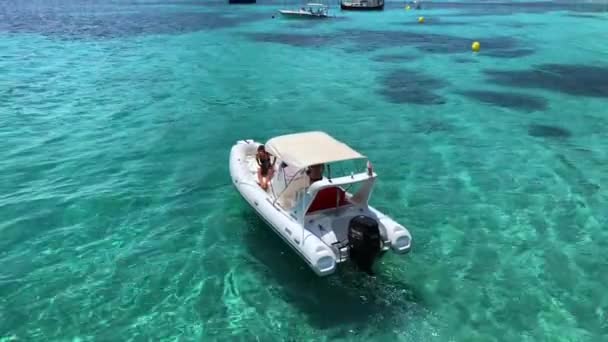 Barco Mar Pessoas Praia Bom Dia Verão Ensolarado Quente — Vídeo de Stock