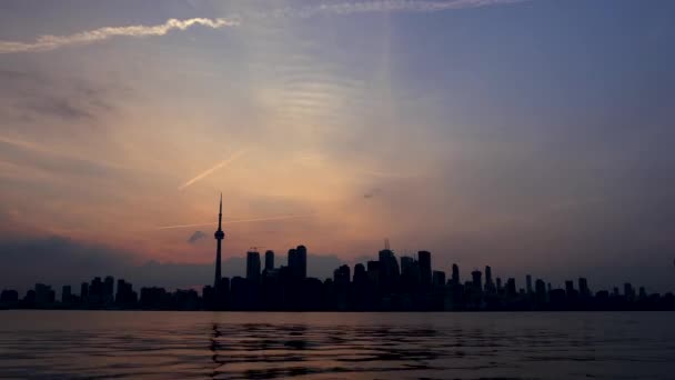 Kort Tid Etter Toronto Skyline Fra Øya Solnedgangen – stockvideo