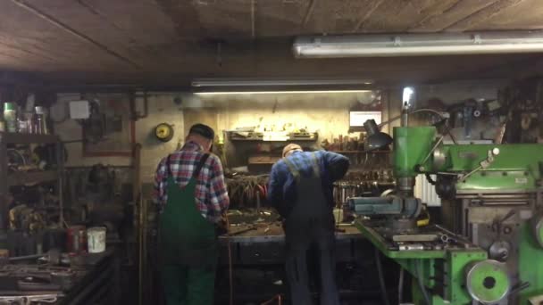 Dois Homens Trabalhando Uma Loja Máquinas — Vídeo de Stock