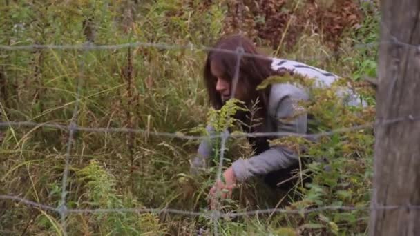 Una Mujer Pone Cuclillas Para Orinar Arbusto Junto Carretera — Vídeo de stock