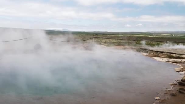 Nanılmaz Mavi Suyu Buharı Olan Doğal Sıcak Gaysir Altın Çember — Stok video