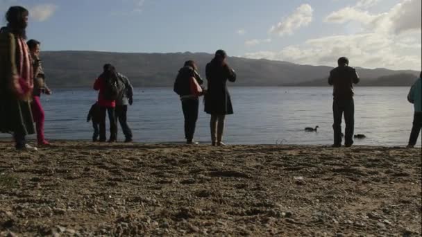 Turisti Sulla Riva Del Famoso Loch Lomond Scozia Regno Unito — Video Stock