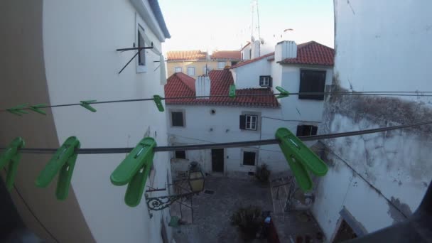 Window Clothes Line Time Lapse Alfama Lisabona Portugalia Afișând Acoperișuri — Videoclip de stoc