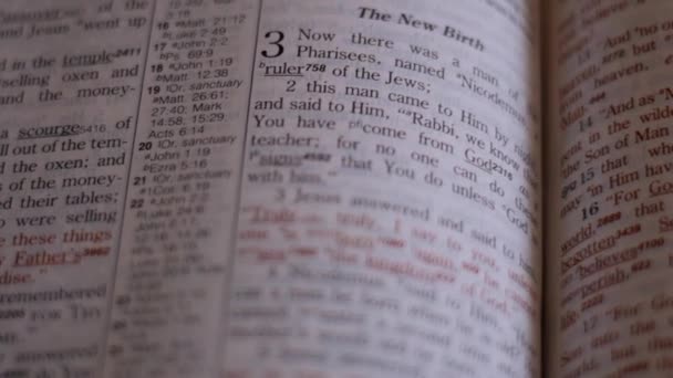 Een Opname Van Hoofdstuk Drie Van Het Boek Johannes Bijbel — Stockvideo