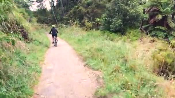 Pojke Cykling Taupo Nya Zeeland — Stockvideo