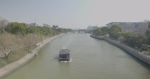 Een Rivierboot Die Het Kanaal Afvaart China — Stockvideo