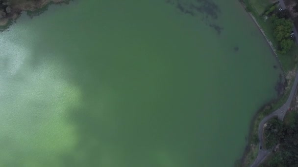 Letecký Dron Vysoko Nad Vrcholem Jezera Logoa Das Furnas Ostrově — Stock video