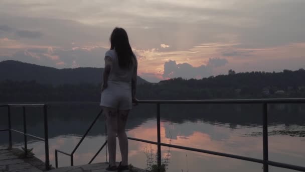 Dívka Pózuje Při Západu Slunce Jezera — Stock video