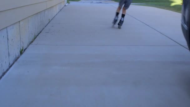 Niño Patina Por Camino Entrada Patines — Vídeo de stock