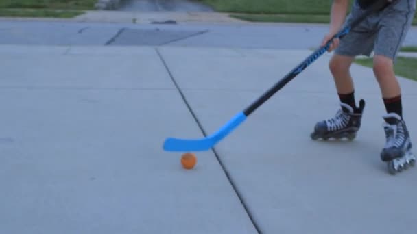 Close Een Jongen Spelen Roller Hockey Oprit Een Zomeravond — Stockvideo