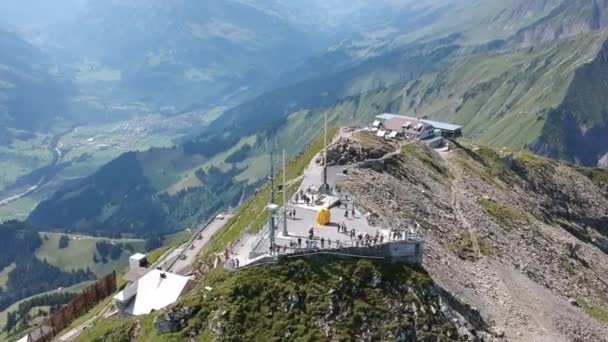 Drone Flyover Βουνό Niesen Στην Ελβετία Κατά Διάρκεια Της Ημέρας — Αρχείο Βίντεο