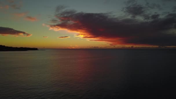 澳大利亚悉尼 一个寒冷的冬天清晨 太阳升起在平静平坦的海面上 — 图库视频影像
