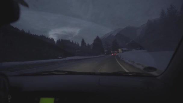 Dirigir Jogou Noite Uma Estrada Média — Vídeo de Stock