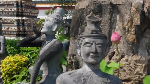 Varias Esculturas Bonito Jardín Templo Bangkok Tailandia — Vídeo de stock