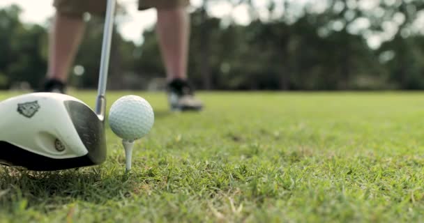 Teeing Tijdens Een Rondje Golf — Stockvideo