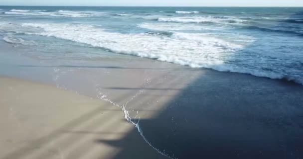 Drone Tiro Oceano Com Pessoas Andando — Vídeo de Stock