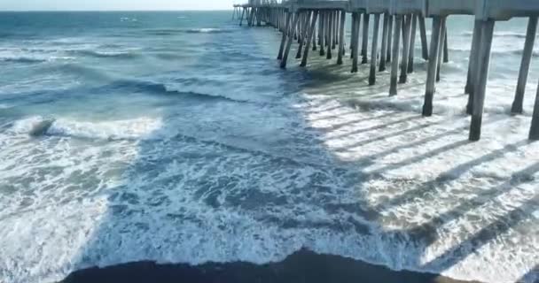 Drone Shot Egy Ocean Pier Kaliforniában — Stock videók