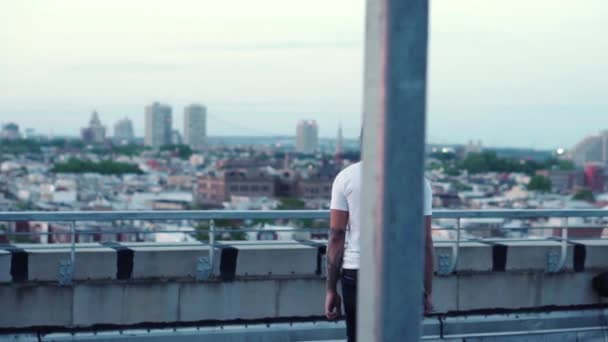 Artista Moda Explorando Vista Superior Del Techo Philadelphia City Skyline — Vídeos de Stock